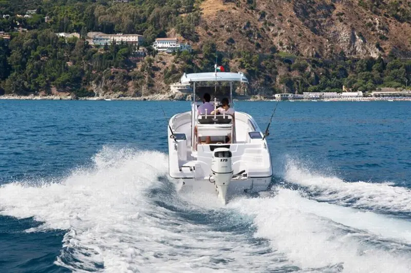 Ranieri Interceptor 222 — Bateau à moteur vu de l’arrière, naviguant sur une mer calme près de la côte.