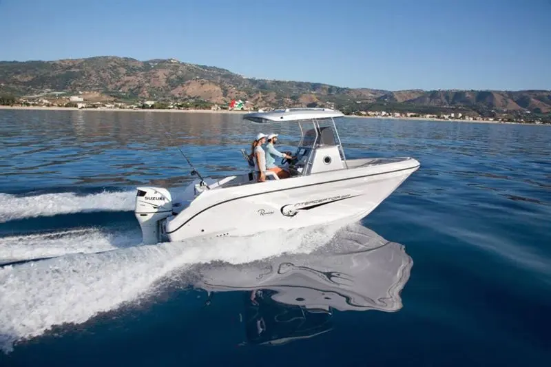 Ranieri Interceptor 222 — Bateau à moteur blanc naviguant au large d’une côte montagneuse