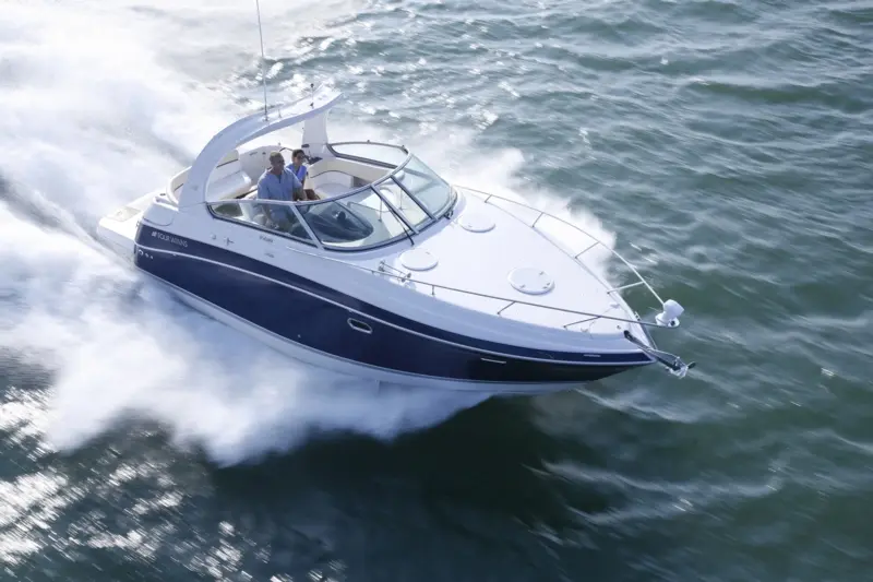 Four Winns V 288 — Bateau à moteur vu de trois quarts bâbord, naviguant rapidement sur une mer agitée.