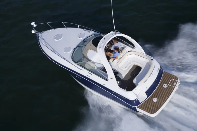 Four Winns V 288 — Vue aérienne en trois-quarts d’un bateau à moteur naviguant sur l’eau