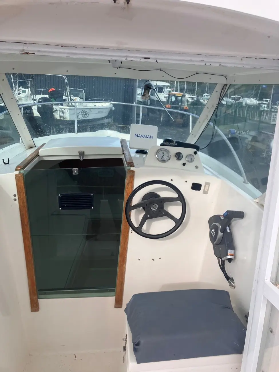 Clear Liner 595 Timonier — Poste de pilotage intérieur avec volant, instruments et commande moteur.