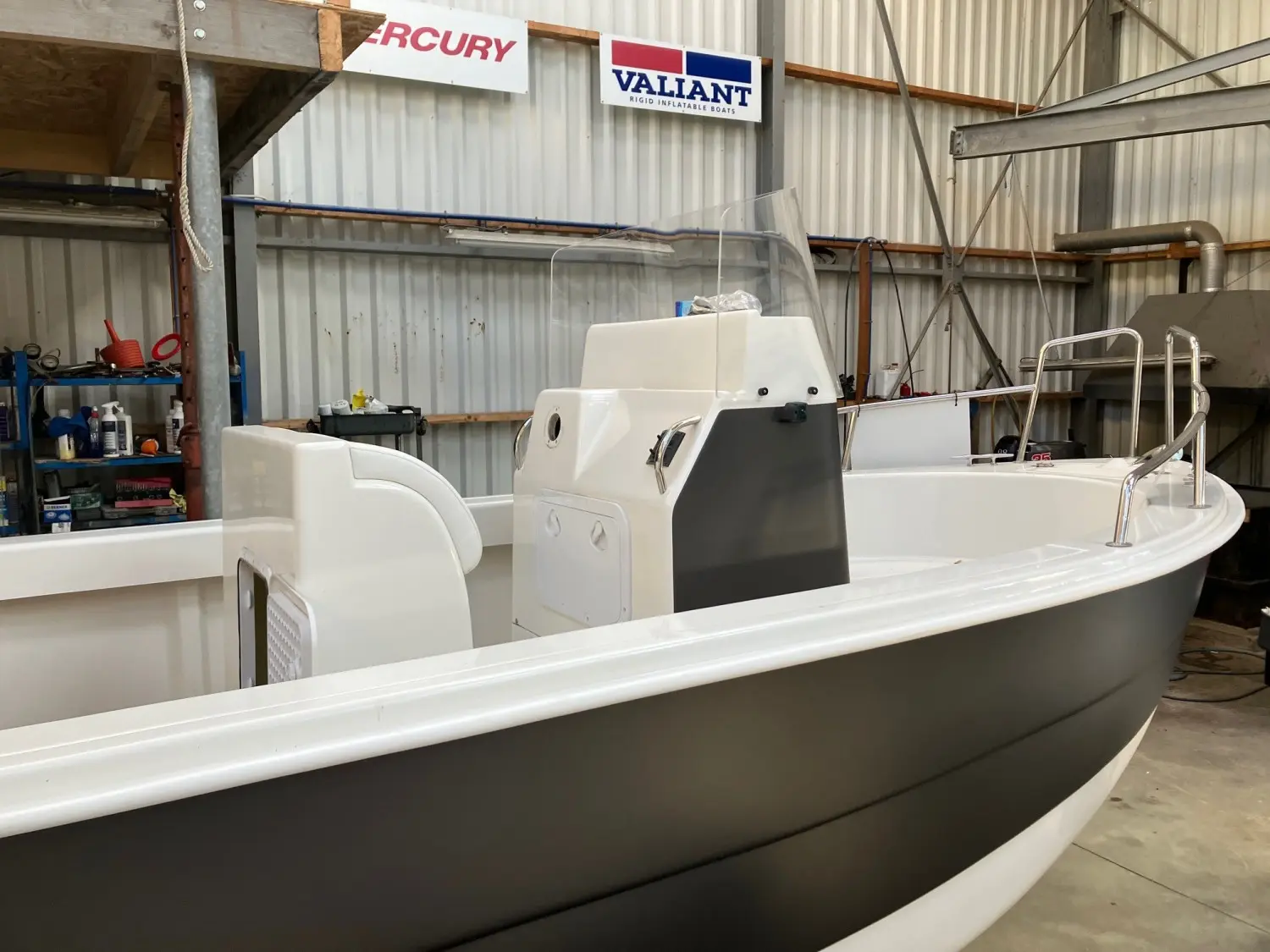 Acroplast Albacore — Bateau à console centrale blanc et gris photographié dans un atelier.