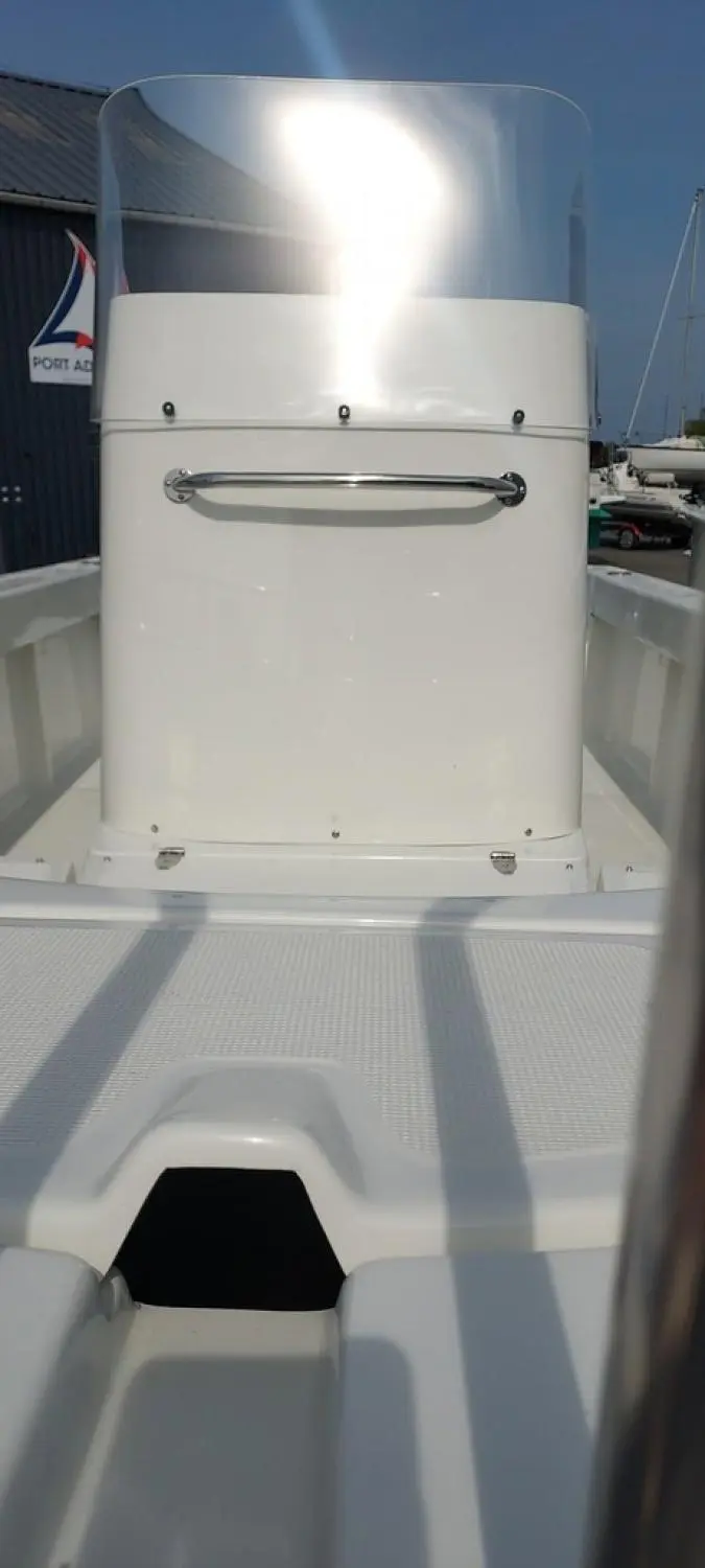 Acroplast Albacore — Vue rapprochée d’une console blanche et du pont d’un bateau.