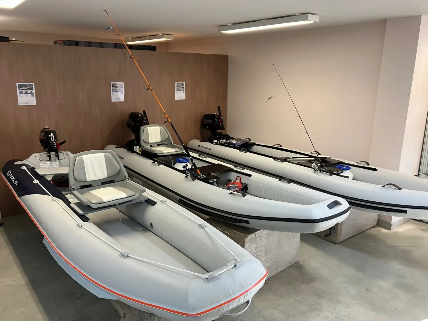 Kolibri Km 460c — Plusieurs bateaux pneumatiques exposés dans un espace intérieur.
