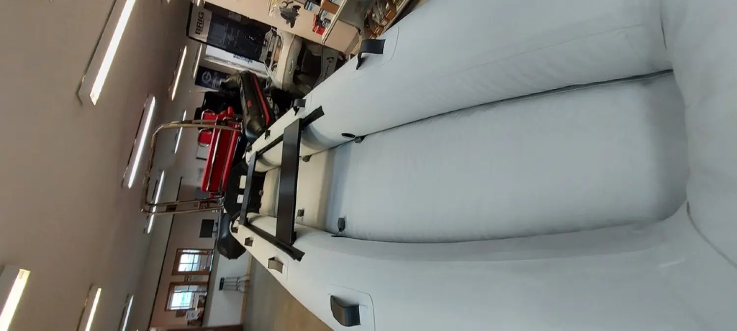 Kolibri Km 390c — Vue intérieure d’un bateau pneumatique blanc dans un atelier.