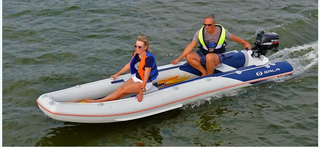 Gala Boats C450 — Bateau pneumatique motorisé avec deux personnes naviguant sur l’eau.