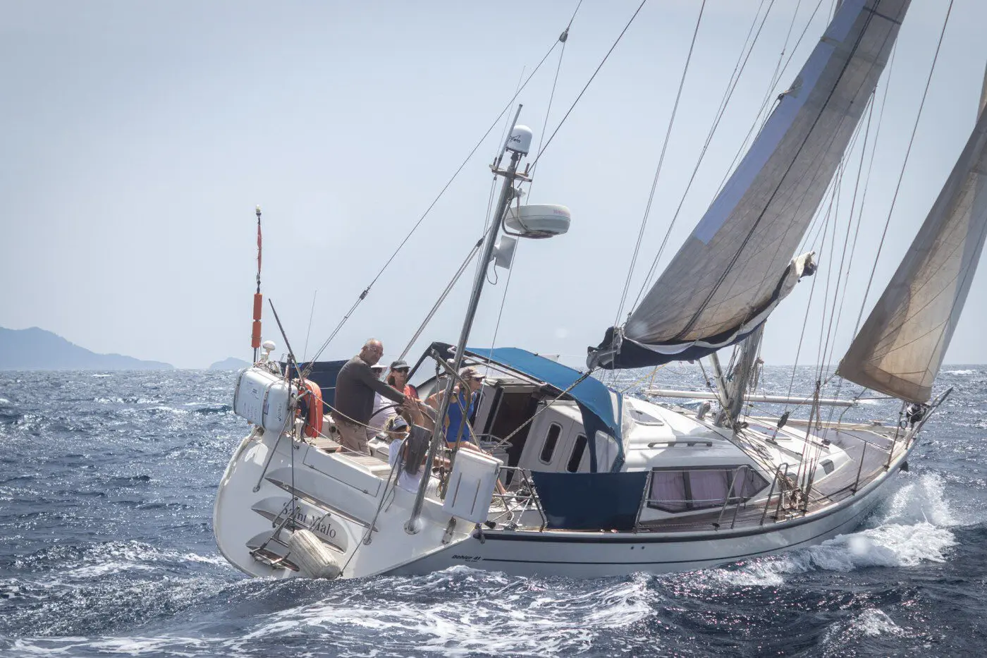 Dehler 41 — Voilier naviguant au large, vu de trois quarts, avec plusieurs personnes à bord.