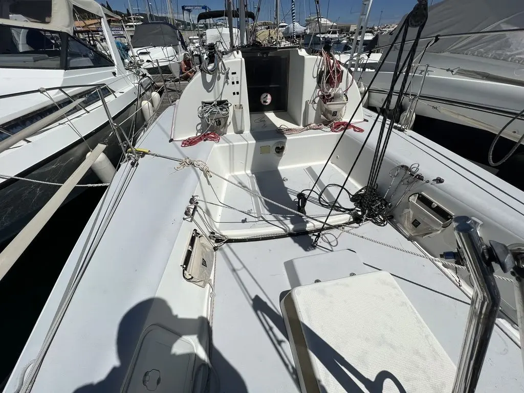 LNM Boats Sormiou 28 — Vue du cockpit et du pont avant d’un voilier amarré dans une marina.