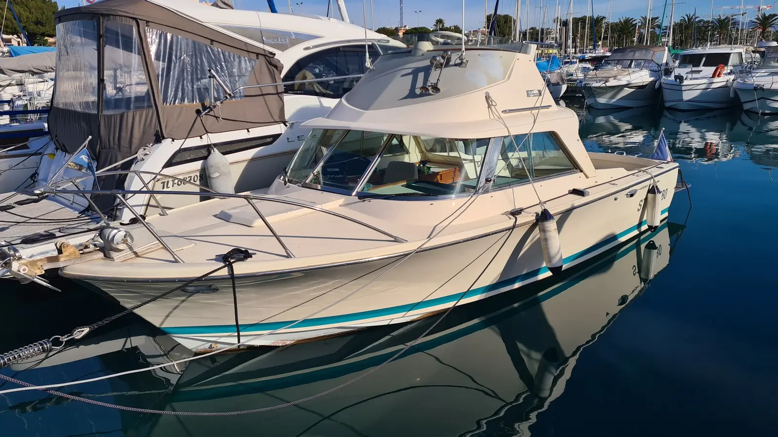 Riva 25 Sport Fisherman — Bateau à cabine amarré dans un port, vu de trois quarts avant tribord.