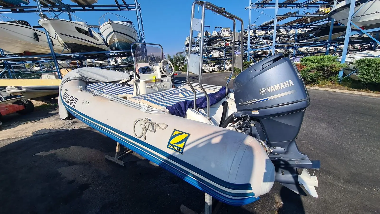 Zodiac Medline — Bateau pneumatique vu de trois quarts arrière dans un parc de stockage.