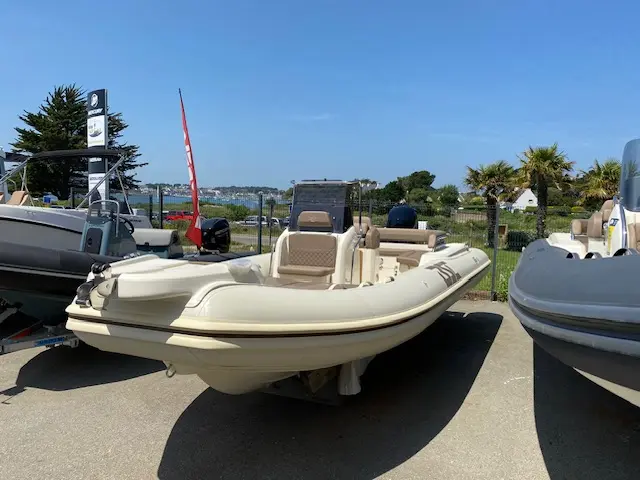 BSC 65 — Bateau pneumatique beige présenté à terre sur un parc nautique.
