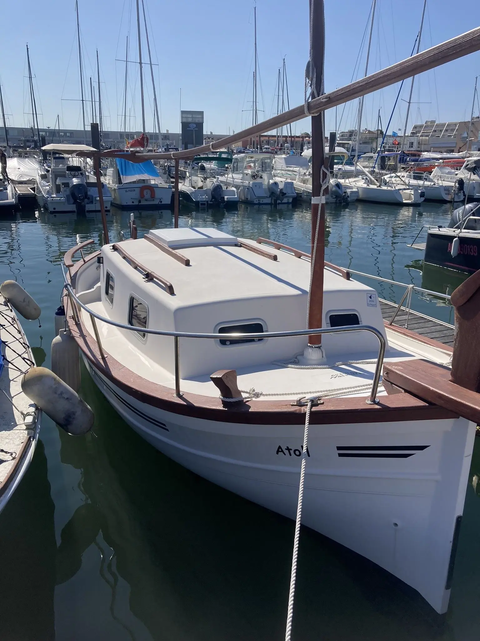 Menorquin 36 Cabinado — Bateau amarré vu de l’avant dans un port de plaisance.