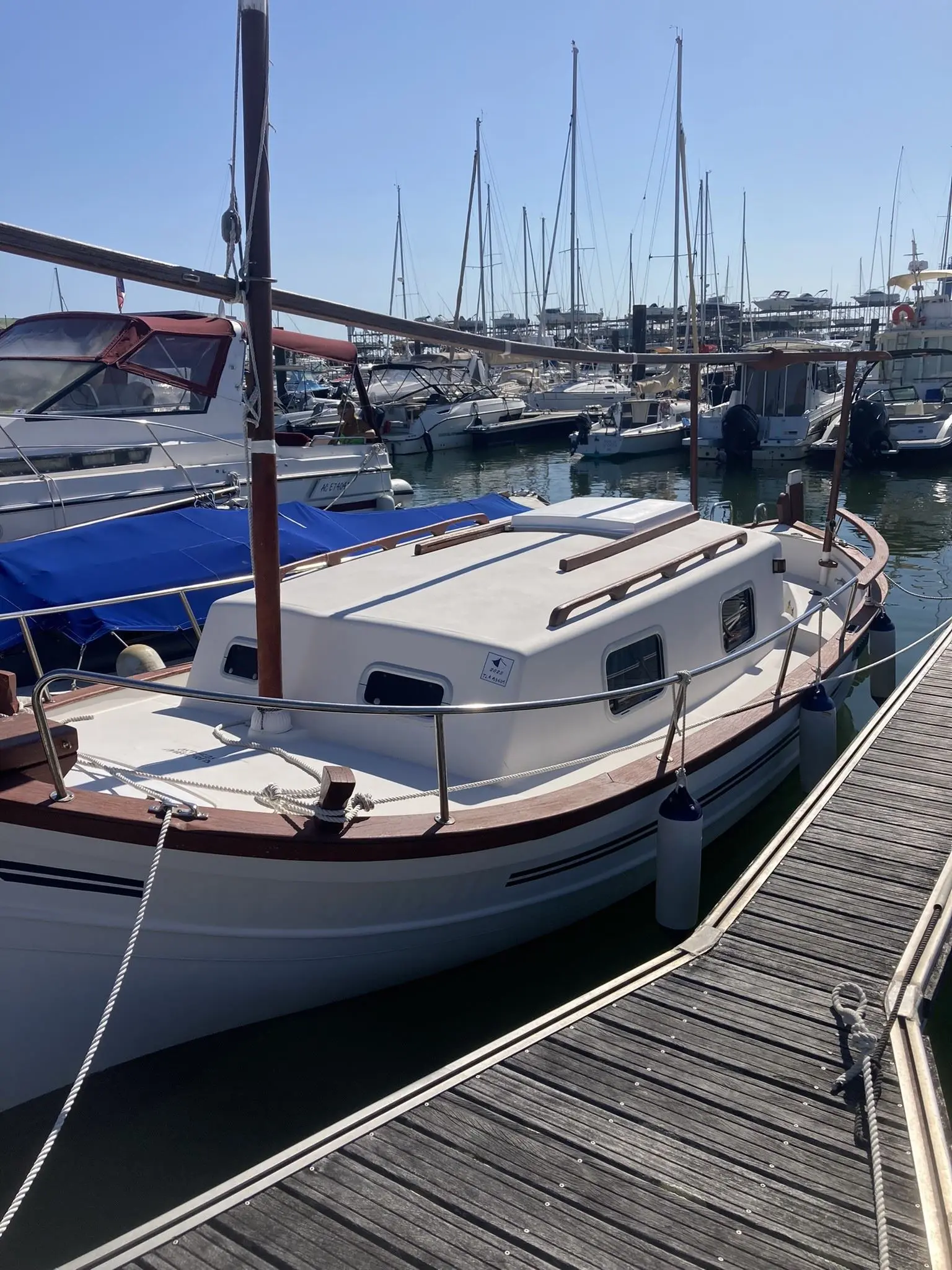 Menorquin 36 Cabinado — Bateau à moteur amarré dans une marina, vu de trois quarts depuis le ponton.
