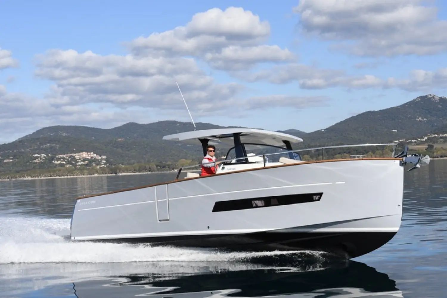 Rhea 32 — photo 2